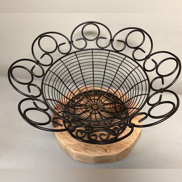 Other - Fruit Bowl - Bread Basket - Heavy Metal Wire Type Design - Excellent Condition